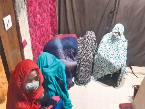 250 पुलिसकर्मियों की 10 स्पा सेंटरों पर रेड, आपत्तिजनक हालत में 60 लड़के-लड़कियों को भागने का भी नहीं मिला मौका