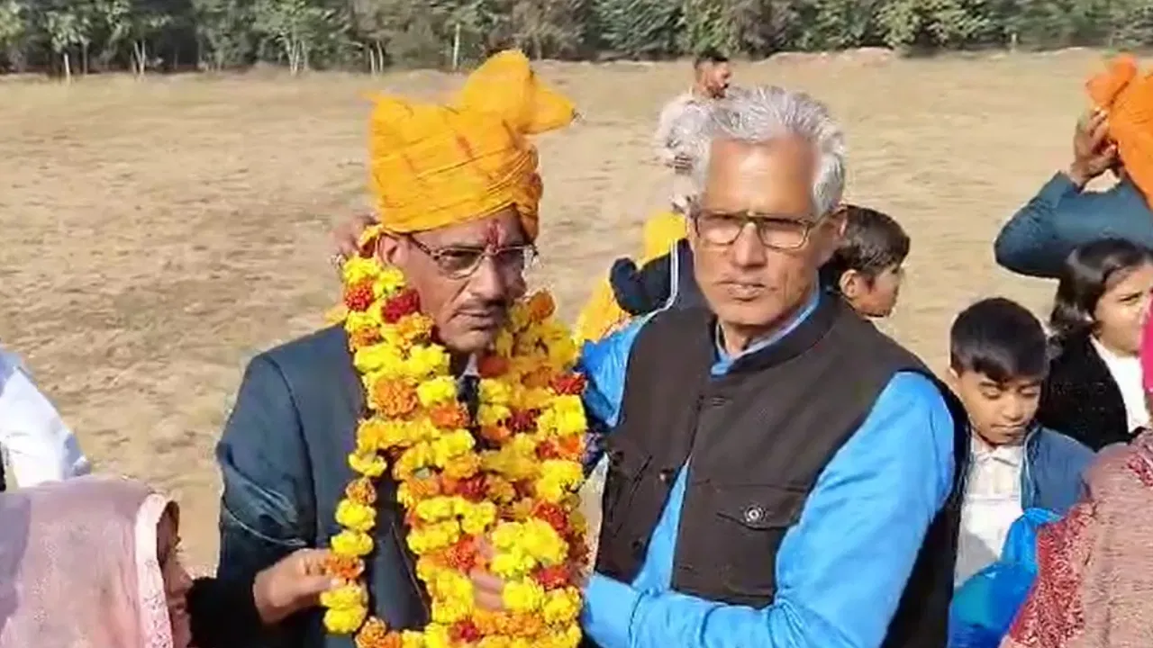 17 साल आर्मी में रहे, 22 साल पुलिस में दी सेवा… रिटायरमेंट पर हेलीकॉप्टर से गांव पहुंचे हवलदार; ऐसे हुआ स्वागत