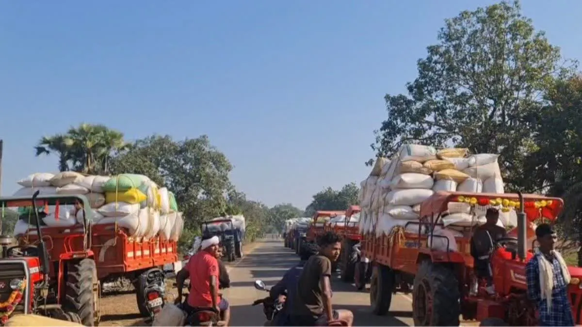 NH 30 जाम: आक्रोशित किसानों ने नेशनल हाइवे पर खड़े किया धान से भरी गाड़ियां, सीएम साय ने कही ये बात