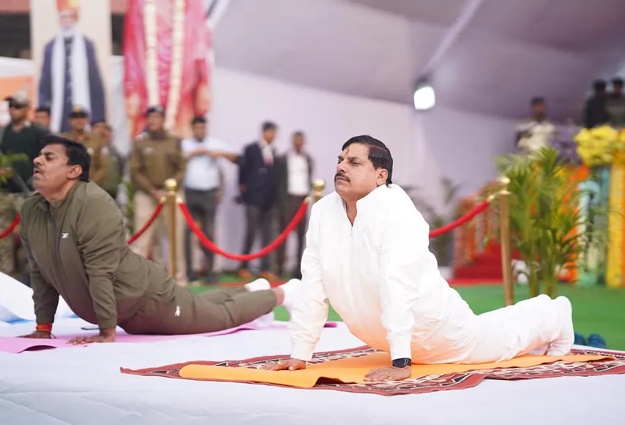 स्वामी विवेकानंद जयंती पर सामूहिक सूर्य नमस्कार, मुख्यमंत्री डॉ. मोहन यादव ने किया योग
