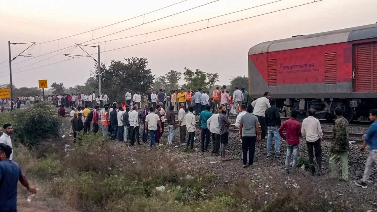 जलगांव रेल हादसा: आग की अफवाह से मची भगदड़, अब तक 13 लोगों की मौत, पीएम मोदी ने जताया दुख