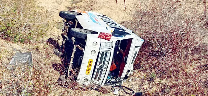 जयगुरुदेव आश्रम आ रहे भोपाल के श्रद्धालुओं की बस खेत में उतरी, हादसे में 12 लोग घायल