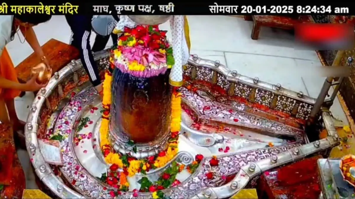 महाकाल मंदिर के गर्भगृह में बिना अनुमति युवक की एंट्री से हड़कंप, कर्मचारी और गार्ड्स पर गिरी गाज 