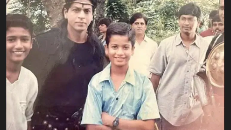 फोटो में शाहरुख खान के साथ दिख रहा बच्चा है टॉप एक्टर, इसकी सुपरस्टार वाइफ के साथ किंग खान दे चुके है कई रोमांटिक फिल्में, आपने पहचाना ?