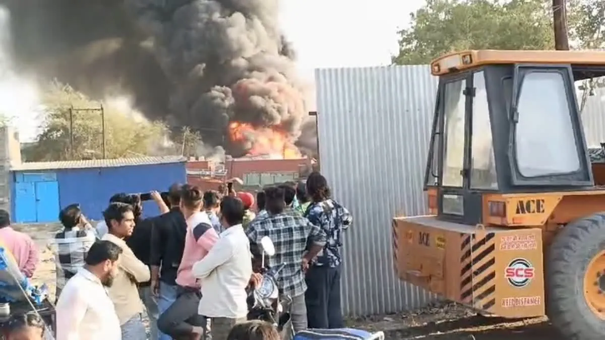 केमिकल फैक्ट्री में लगी भीषण आग, घटना के समय कई कर्मचारी थे मौके पर 