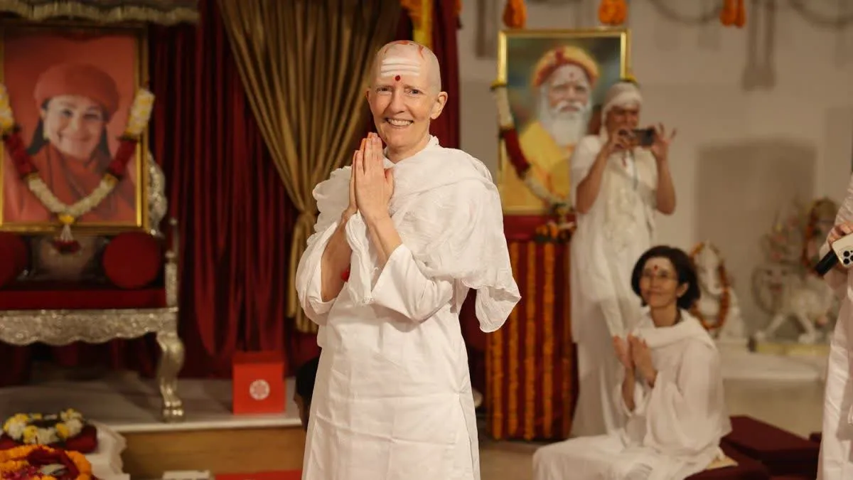 अमेरिका की बिजनेस वूमेन ने अपनाया हिंदू धर्म, महाकुंभ से वाराणसी लौटकर ली सनातन की दीक्षा