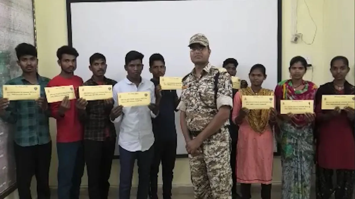 चार ईनामी समेत 9 माओवादियों ने किया आत्मसमर्पण, तीन महिलाएं भी शामिल