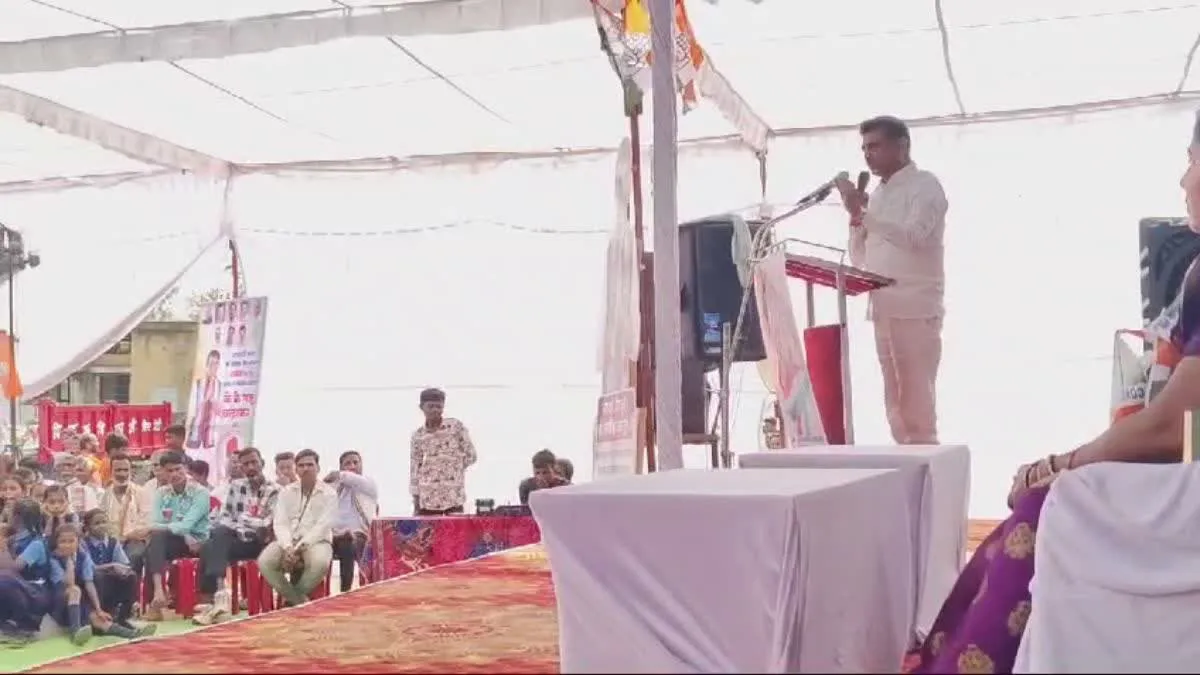चुनाव प्रचार में पीएम श्री स्कूल के बच्चे, टीचर सस्पेंड