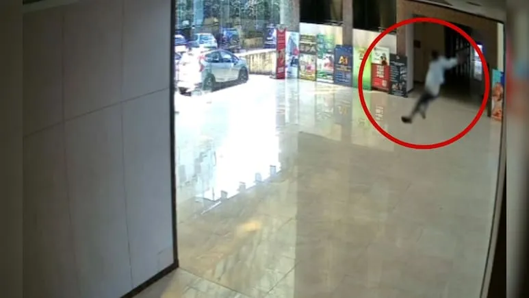 बेबीलॉन टावर की 7वीं मंजिल से कूदा युवक, शरीर से नहीं निकला खून... CCTV फुटेज आया सामने