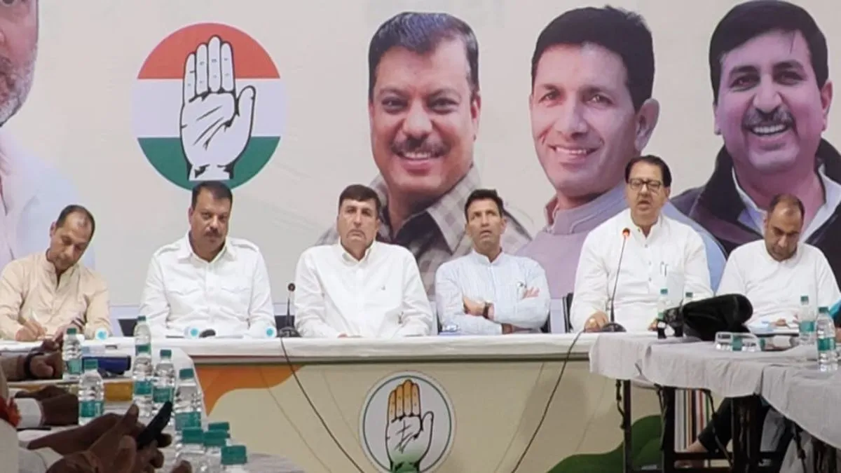 कांग्रेस की बैठक में महिला पदाधिकारी ने निकाला गुस्साः पद लेकर घर बैठने वालों पर जताई नाराजगी