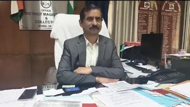 भिंड कलेक्टर श्रीवास्तव को लगी हाई कोर्ट से फटकार, इन कारनामों की वजह से रहे हैं सुर्खियों में