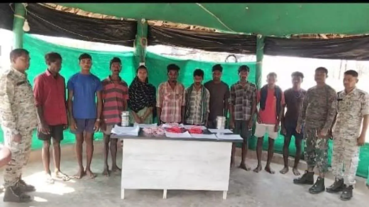 बीजापुर में नक्सलियों को लगा तगड़ा धक्का, अलग अलग थाना इलाकों से 18 माओवादी गिरफ्तार