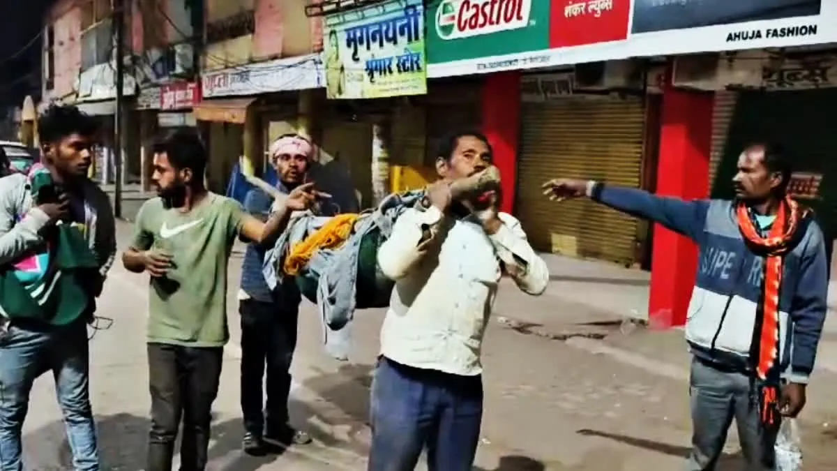मौत के बाद भी नहीं मिला सुकून, शव वाहन न मिलने पर कंधे पर डेडबॉडी ले गया परिवार