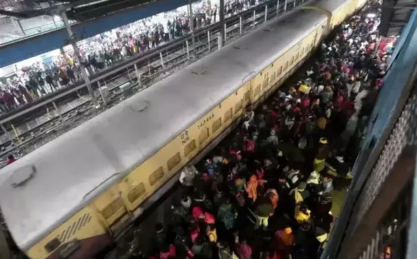 नई दिल्ली रेलवे स्टेशन हादसे के बाद अलर्ट पर भोपाल रेलवे, कुंभ स्पेशल ट्रेनों की सुरक्षा बढ़ी, छुट्टी में भी लगे अधिकारी