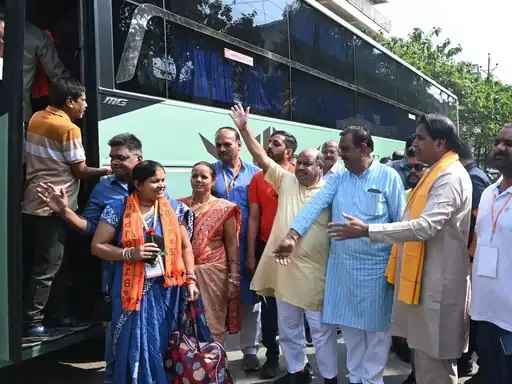 भाजपा के पार्षद महाकुंभ में लगाएंगे डुबकी:रायपुर से विधायक मूणत ने की बस रवाना