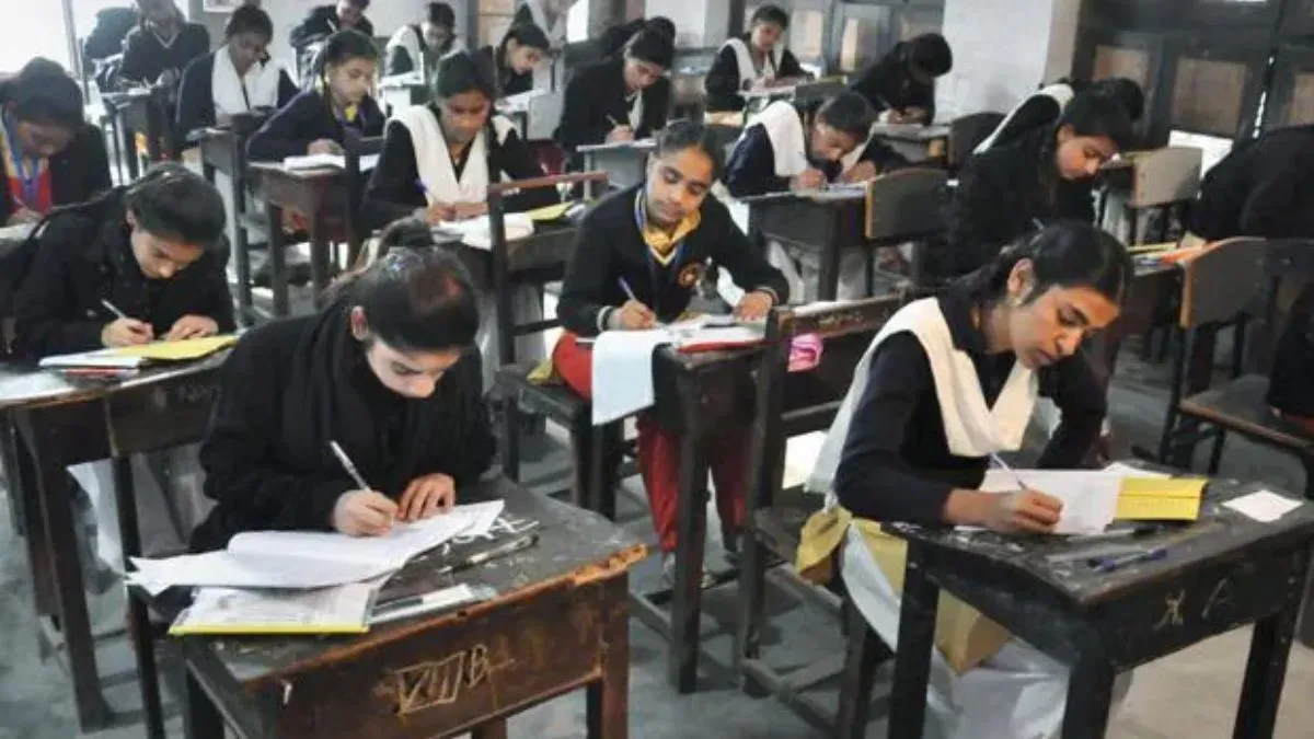 CBSE Board Exam 2025: 10वीं और 12वीं की परीक्षा आज से शुरू, स्टूडेंट्स सेंटर पर नहीं ले जा सकेंगे ये चीजें