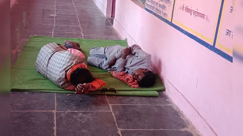 शराब के नशे में स्कूल पहुंचकर सो गए गुरुजी, अब होगी कड़ी कार्रवाई