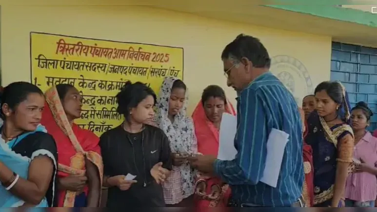  त्रिस्तरीय पंचायत चुनाव के लिए मतदान जारी, 43 विकास खंडों के वोटर्स चुन रहे 'गांव की सरकार'