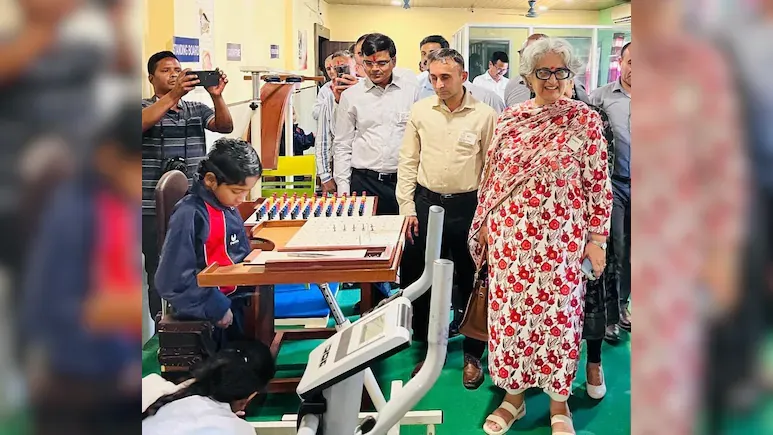 नक्सल इलाके में पहुंचे रक्षा मंत्रालय के अफसर, दिखा ऐसा नजारा कि ...