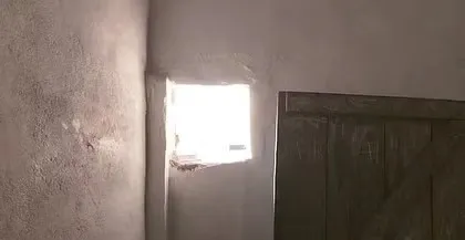 घर की दीवार में छेदकर प्रेमी संग चली गई तीन बच्चों की मां, बच्चों का रो-रोकर बुरा हाल