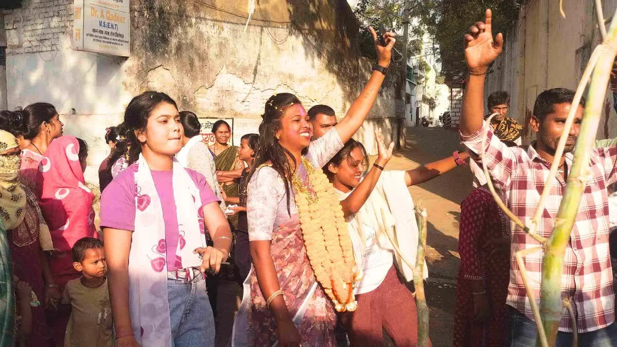 धमतरी में हार का अनोखा जश्न, धुमाल में थिरकते दिखी कांग्रेस की महिला प्रत्याशी, कहा 'हार कर भी जीत गई'