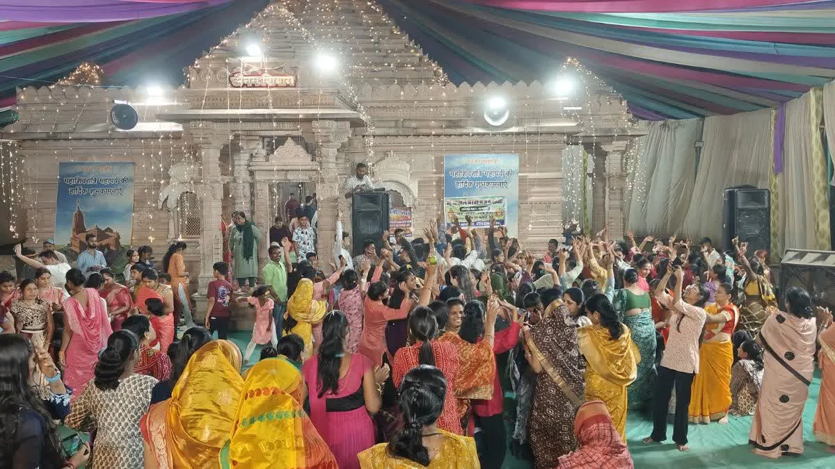 धमतरी बूढ़ेश्वर महादेव मंदिर में महादेव की बारात, मंगल गीत पर नाचते झूमते शिव भक्त 