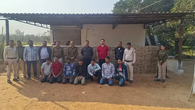 वोटिंग से पहले पाटन में पकड़ा गया अवैध शराब का जखीरा, मौके से सात हिरासत में