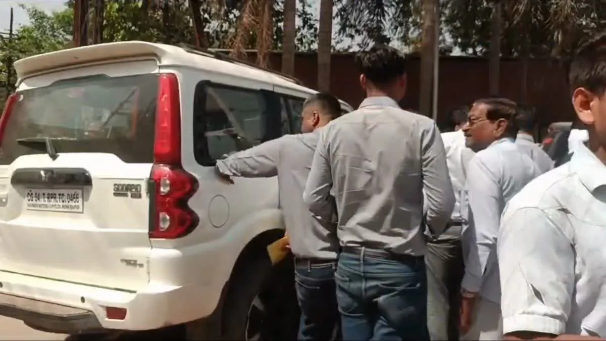 शोरुम से कार लेकर निकले ड्राइवर ने कई वाहनों को मारी टक्कर, दुर्ग में बड़ा हादसा