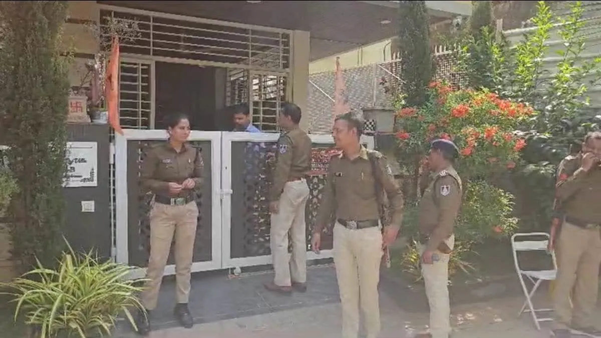 दूध वाला बनकर निलंबित अधिकारी के घर पहुंची EOW, आय से अधिक संपत्ति मामले में 3 ठिकानों पर छापा