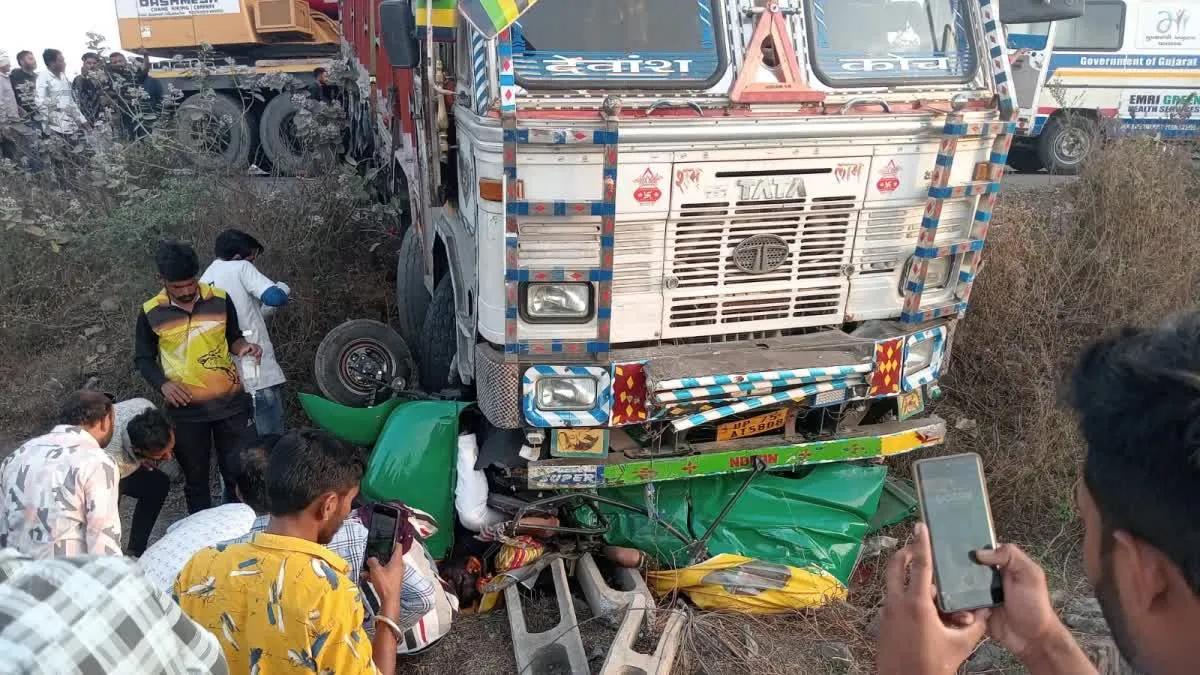 गुजरात: हाईवे पर ट्रक ने ऑटो-रिक्शा को मारी टक्कर, 6 लोगों की मौत