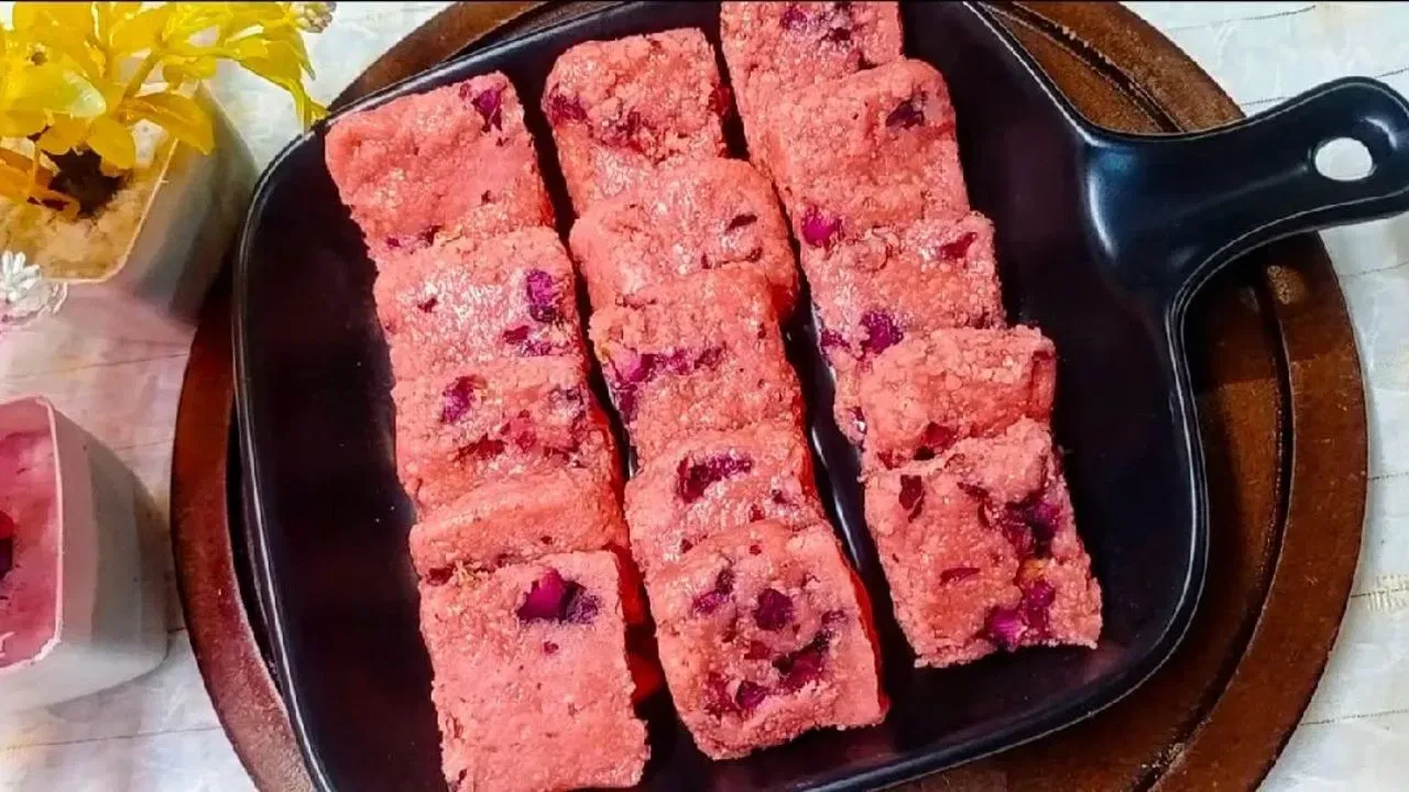 गुलाब की पंखुड़ियों से बनाई जाती हैं खाने की ये स्वादिष्ट चीजें, घर पर बनाना भी है आसान