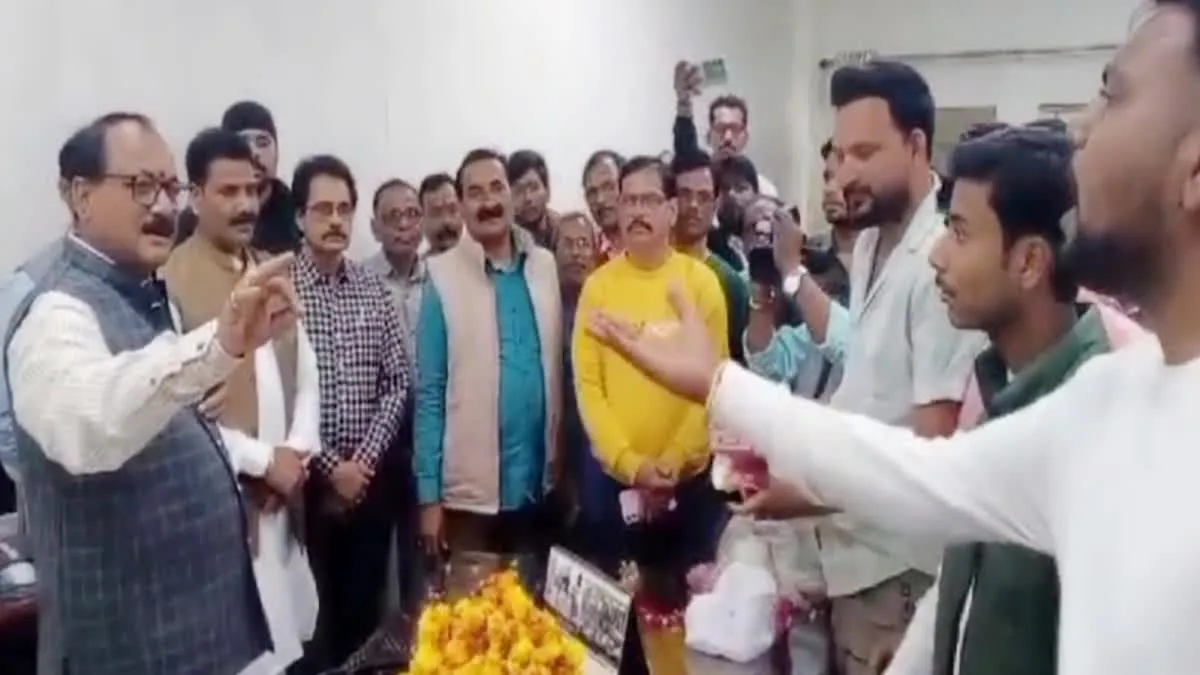 जीवाजी विश्वविद्यालय में नए कुलगुरु की एंट्री, NSUI ने दफ्तर में छिड़का गंगाजल 
