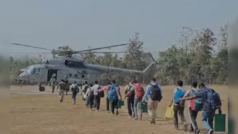 नक्सल इलाकों में हेलीकॉप्टर से भेजी गई पोलिंग पार्टी, 23 फरवरी को ग्रामीण चुनेंगे गांव की सरकार