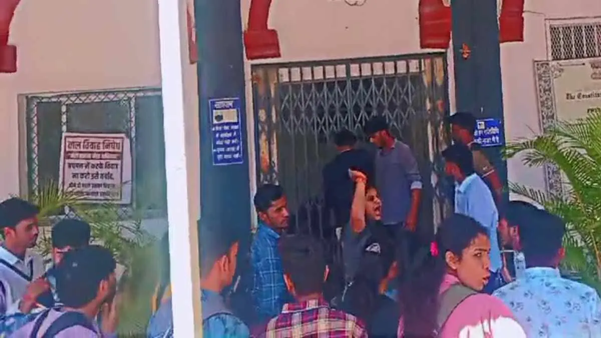 होली खेलने से मना किया तो छात्रों ने कॉलेज प्रोफेसरों को बनाया बंधक