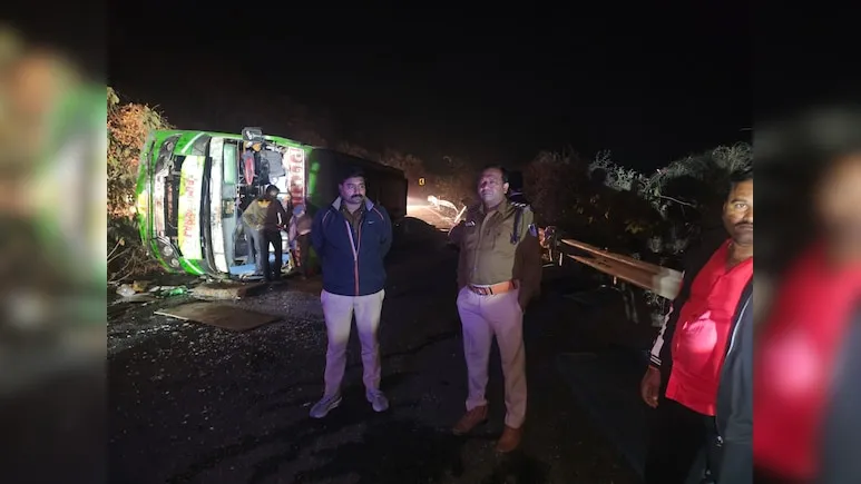 खाई में गिरी प्रयागराज से लौट रहे तीर्थ यात्रियों से भरी बस,10 से ज्यादा यात्री घायल