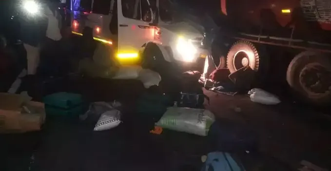 इंदौर के पास मानपुर में भीषण सड़क हादसा, ट्रैवलर-टैंकर टक्कर में 4 की मौत, 17 घायल