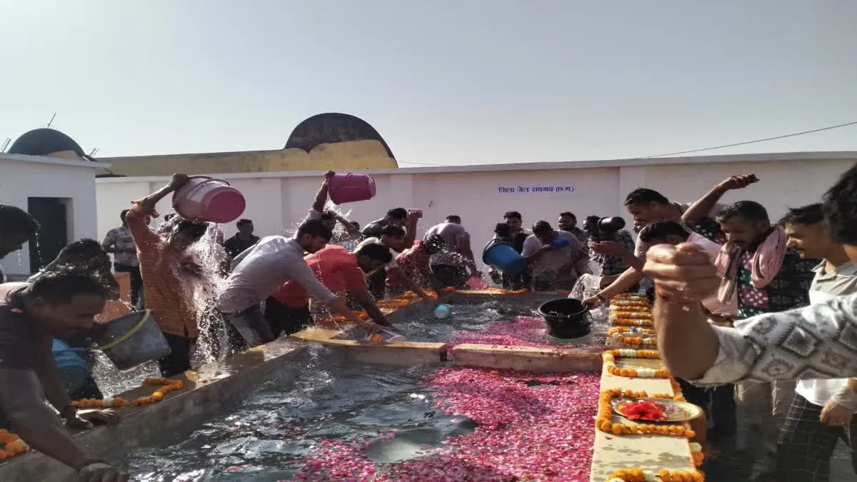 छत्तीसगढ़ की जेलों में पहुंचा गंगा जल, बंदियों ने किया अमृत स्नान