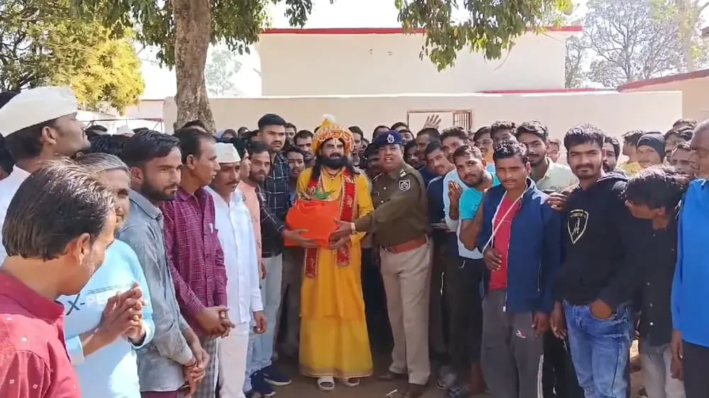 जेल में गंगा स्नान ! हर-हर गंगे के गूंजे नारे, महाकुंभ के पवित्र जल से कैदियों पर हुआ छिड़काव