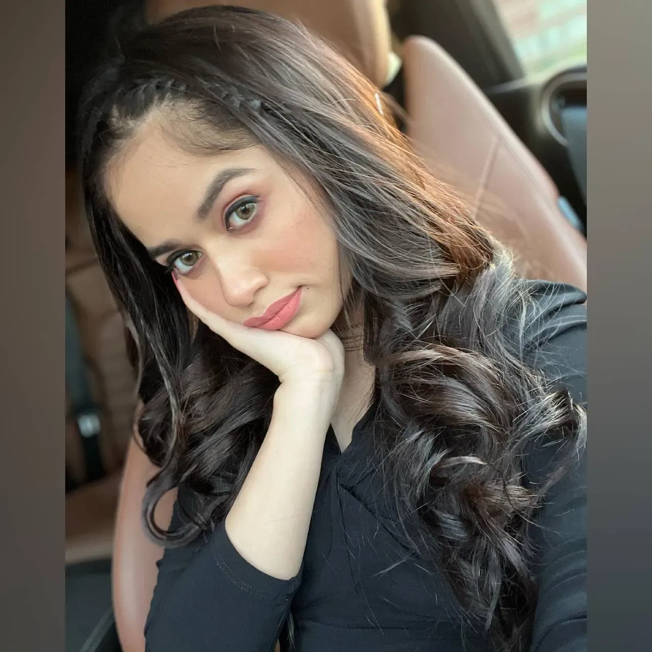वैलेंटाइन डे पर इन एक्ट्रेसेस की तरह करें हेयर स्टाइल, पार्टनर हो जाएगा दीवाना