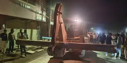 सड़क हादसे में तीन साल के बच्चे की मौत, माता पिता घायल, गुस्साए लोगों ने किया चक्काजाम