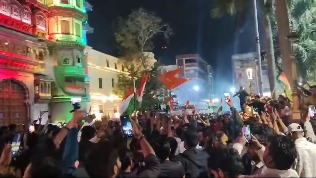 भारत की पाकिस्तान पर 'विराट' जीत, इंदौर में आतिशबाजी, फैंस ने लगाए 'जय हो' के नारे