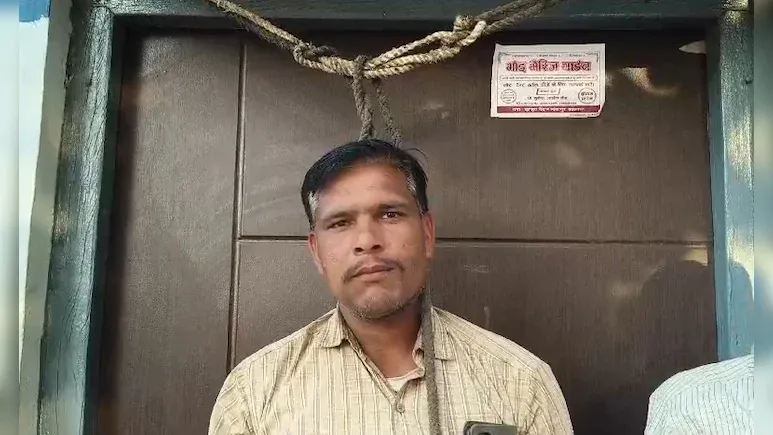 बिजली न मिलने पर दफ्तर के सामने फांसी लगाने लगा किसान, अधिकारी बोले- मरना है तो मर जाओ