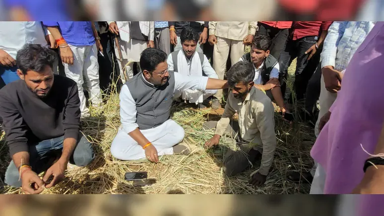 खड़ी खेती में बुलडोजर चलाने के मामले ने पकड़ा तूल, खेत पर पहुंची कांग्रेस, तो फूट-फूटकर रोने लगे किसान