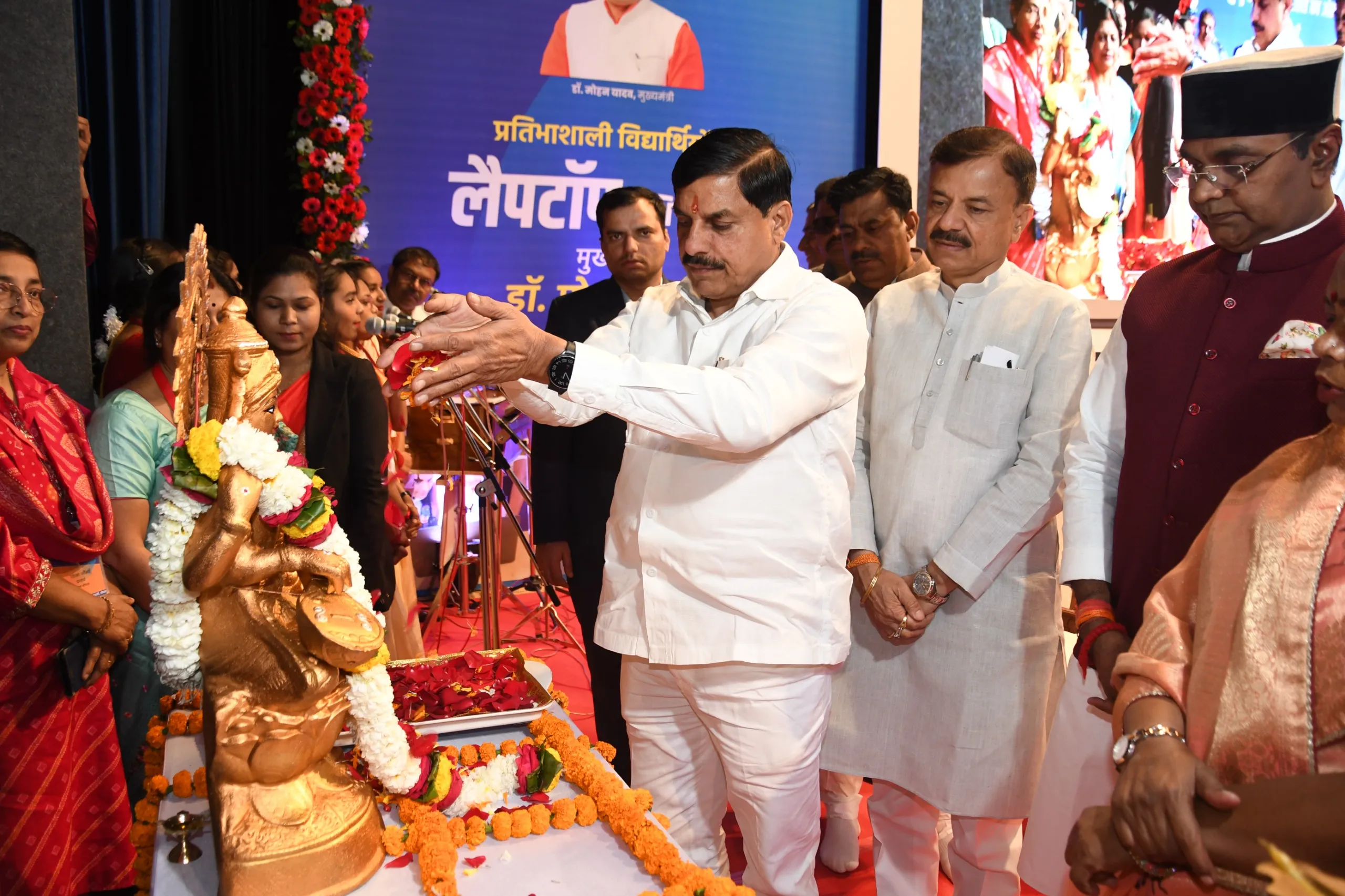 भोपाल में सीएम ने नरसिंहपुर की गीता लोधी को पहला लैपटॉप सौंपा,  बाकी स्टूडेंट्स के बैंक खातों राशि ट्रांसफर 
