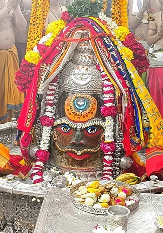 भस्म आरती में जयकारों से गूंजा बाबा महाकाल का दरबार