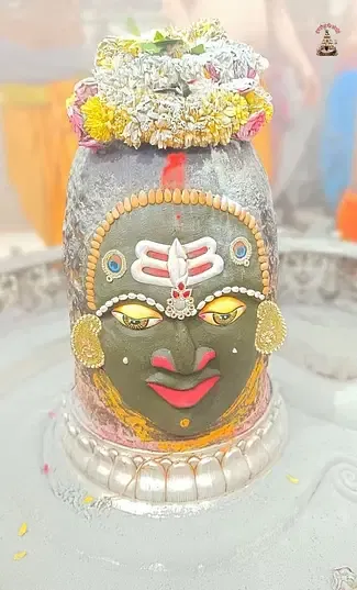 मोर पंख लगाकर महाकाल ने खोला तीसरा नेत्र, भस्म आरती में भक्तों ने किए बाबा के दिव्य दर्शन