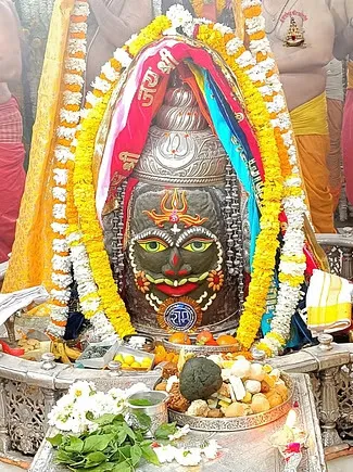 मस्तक पर त्रिपुंड गले में राम की माला, भस्म आरती में ऐसे सजे कालों के काल बाबा महाकाल