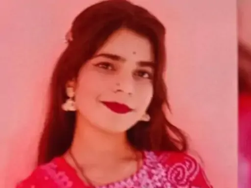 स्कूल बस की टक्कर से BA स्टूडेंट की मौत, स्कूटर पर पीछे बैठी सहेली गंभीर रूप से घायल