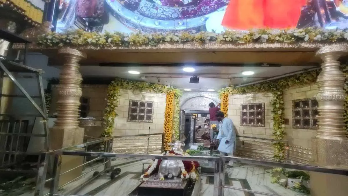 2 हजार किलो फूलों से सजा बाबा महाकाल का दरबार, महाशिवरात्रि पर 7 समुंदर से लाए गये पुष्प