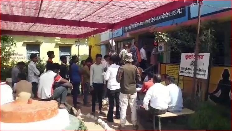 त्रिस्तरीय पंचायत चुनाव के पहले चरण का मतदान जारी